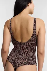 Body confeccionado en poliamida y elastano con estampado animal print tipo leopardo, de escote cuadrado y tirantes anchos.