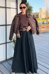 Pantalón ancho negro de tiro alto, confeccionado en algodón y tencel, con diseño fluido y corte amplio.