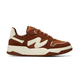 Championes deportivos Via Marte modelo Ivette, color marrón con detalles en crema. Presentan un diseño de paneles en gamuza y cuero sintético, con logo lateral distintivo y suela de goma robusta.