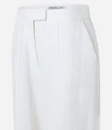 Pantalón de vestir blanco de tela texturizada, corte recto y tiro alto.