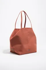 Bolso shopper grande Bimba Y Lola de color amarillo, con exterior de nylon, asas de hombro y detalles en piel. Cuenta con cierre de mosquetón y logo metálico de la marca en la parte frontal.