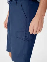Bermuda cargo de hombre color gris oscuro, con bolsillos laterales con tapa y cierre de botón.