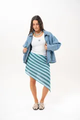 Falda asimétrica de crochet con diseño de ondas en tonos azules, celestes y blancos.