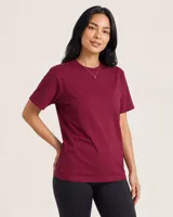 Remera básica de manga corta y cuello redondo color bordó, confeccionada en algodón con corte recto y clásico.