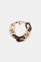 Pulsera de eslabones gruesos combinados en acabado dorado brillante y resina color marrón chocolate. Cuenta con cierre de mosquetón y cadena de ajuste.