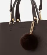 Cartera satchel mediana color beige, con cierre de cremallera, correa de mano y bretel largo desmontable. Incluye un llavero de pompón de piel sintética.