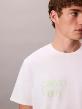 Remera Calvin Klein de algodón color blanco, con cuello redondo, manga corta y logo estampado en el pecho en la parte derecha.