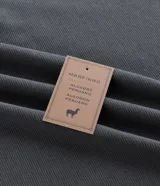 Remera masculina negra de algodón peruano, corte slim, con cuello padre y abertura frontal con cremallera metálica. Tiene mangas cortas.