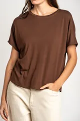 Remera de viscosa marrón, de corte oversize, con mangas cortas y cuello redondo.