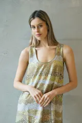 Vestido corto de silueta relajada, completamente bordado en lentejuelas con diseño de franjas horizontales en tonos dorados y plateados. Presenta escote redondo y breteles anchos.