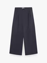 Pantalón de vestir de tiro alto con pliegues frontales, corte amplio y pernera recta. Cuenta con bolsillos laterales y cierre frontal con cremallera y botón.