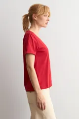Remera de algodón color rojo, con escote en V y mangas cortas con dobladillo.