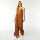 Mono largo de maternidad color marrón, de punto gofrado, con breteles finos con nudo y escote en V.