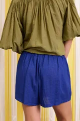 Short de lino color azul, con cintura elastizada y caída fluida.