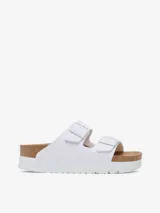 Sandalias Birkenstock Arizona blancas con plataforma de corcho y suela de goma EVA. Ajuste con hebillas metálicas.