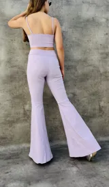 Pantalón Oxford de tiro alto, color rojo, con corte ajustado en la parte superior y acampanado en la parte inferior.