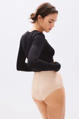 Pack de dos bombachas moldeadoras de tiro alto color nude, confeccionadas en microfibra con efecto invisible y ribetes cortados a láser.