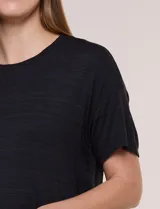 Remera básica de silueta amplia y corte boxy de la marca Cable & Gauge, color verde militar, con cuello redondo y mangas cortas de hombro caído.
