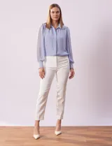 Pantalón de vestir corte recto, largo al tobillo, color blanco. Pretina con broche interno y cierre. Delantera con bolsillos.