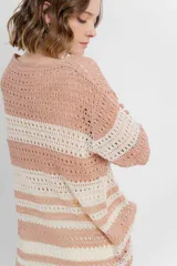 Sweater tejido a crochet con rayas horizontales anchas en color rosa viejo y crudo, escote en V y corte recto.