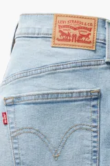 Jean de corte recto y tiro alto, con diseño de cinco bolsillos y cierre frontal con botones. Presenta un lavado claro y acabado clásico.