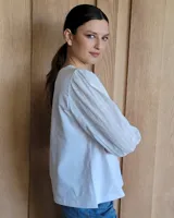 Remera de algodón con cuello redondo y mangas abullonadas de textura diferenciada. Presenta un diseño versátil con cuerpo de algodón y mangas de tussor al tono.