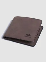 Billetera plegable de diseño clásico con textura tipo nobuk, color marrón. Cuenta con logo de la marca grabado en el frente, múltiples compartimentos internos para tarjetas, billetes y un visor de red para documentos.