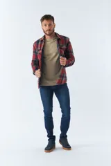 Sobrecamisa de viyela a cuadros rojos y azules con interior capitoneado, corte regular, manga larga, cierre con botones, bolsillos frontales y logo en grifa de cuero.