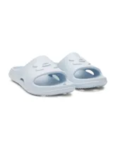 Sandalias de una sola pieza moldeadas en EVA, color celeste claro, con diseño ergonómico, orificios de drenaje laterales y logo de la marca en relieve sobre la banda superior.