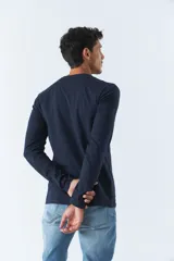 Remera de manga larga azul marino con logo 'mistral' estampado en el pecho. Corte recto y cuello redondo.