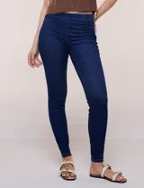 Pantalón jegging de tiro medio en tejido de denim azul, con calce ajustado skinny, cintura elastizada y bolsillos traseros funcionales.