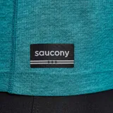 Remera Saucony de dama color turquesa, de corte clásico y mangas cortas.