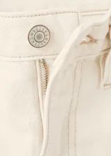Jeans de corte relaxed fit color marfil, de tiro medio con bolsillos delanteros y traseros.