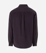 Camisa de hombre de corte regular confeccionada en terciopelo de algodón, con cuello clásico, cierre frontal de botones y dos bolsillos con solapa en el pecho.