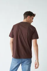 Remera blanca de algodón con cuello redondo y estampado azul en el pecho.