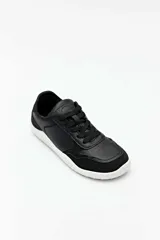 Championes deportivos Paddock Extremes de color negro con suela blanca, cordones negros y detalles de costuras y perforaciones en la puntera.