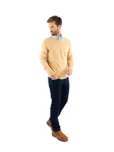 Sweater Brixham de punto color tostado con escote en V y calce classic fit, mangas largas y puños elastizados.