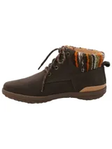 Botín de cuero color chocolate con cuello tejido multicolor y cierre mediante cordones. Presenta suela de goma con tecnología Honey Foam y detalle de marca grabado en el talón.