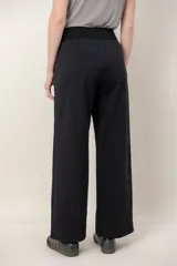 Pantalón de corte recto y tiro alto, color azul marino, confeccionado en mezcla de algodón y elastano, con cintura elástica y bolsillos laterales.
