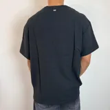 Remera negra de lino con cuello redondo y mangas cortas, de corte regular.