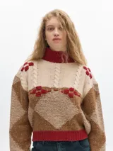 Sweater tejido wool blend, combinado en colores azul, gris y marrón, con diseño de rombos y trenzas.