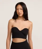 Blusa super cropped negra de sastrería, con escote corazón y diseño sin mangas.
