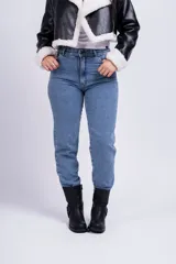 Pantalón de jean celeste, corte mom, tiro alto y corte recto.