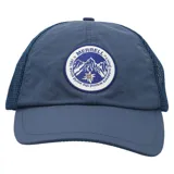 Gorra tipo trucker color azul, con panel frontal y visera de tela técnica, paneles laterales y traseros de malla transpirable. Presenta un parche circular bordado en el frente con el logo de la marca y diseño de montaña.