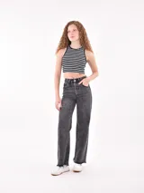 Musculosa corta a rayas horizontales blancas y verde agua, con cuello redondo y sisas anchas.