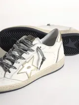 Zapatillas Golden Goose Ball Star de cuero blanco con estrella dorada y refuerzo de talón dorado.