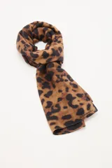 Pashmina de textura suave con estampado animal print de leopardo en tonos marrones y negros.