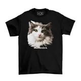 Remera negra de algodón con estampa frontal personalizada de una mascota, incluyendo el nombre de la misma en la parte inferior.