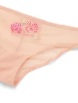 Panty tipo bikini confeccionado en malla elástica de tono rosado, con detalles de ribete picot y un delicado parche bordado de rosas en la parte frontal.