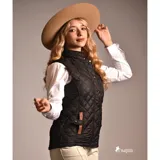 Chaleco capitoneado color rosa con cuello alto, cierre frontal con botones a presión y bolsillos laterales. Presenta un diseño acolchado con costuras en forma de rombos.